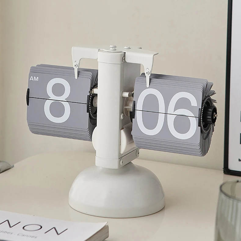 Reloj de mesa de metal estilo vintage con tapa digital Behome™