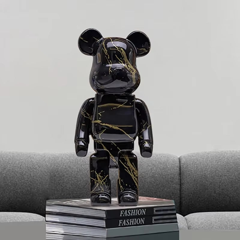 Escultura minimalista de oso con grafiti y función de hucha de Kew Haus™