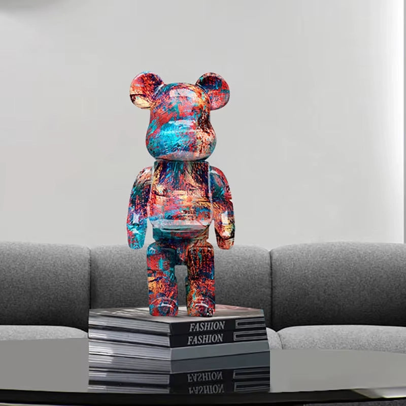 Escultura minimalista de oso con grafiti y función de hucha de Kew Haus™