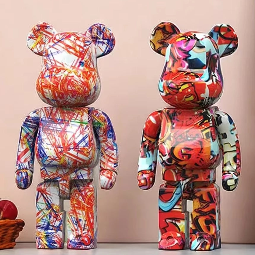 Escultura minimalista de oso con grafiti y función de hucha de Kew Haus™