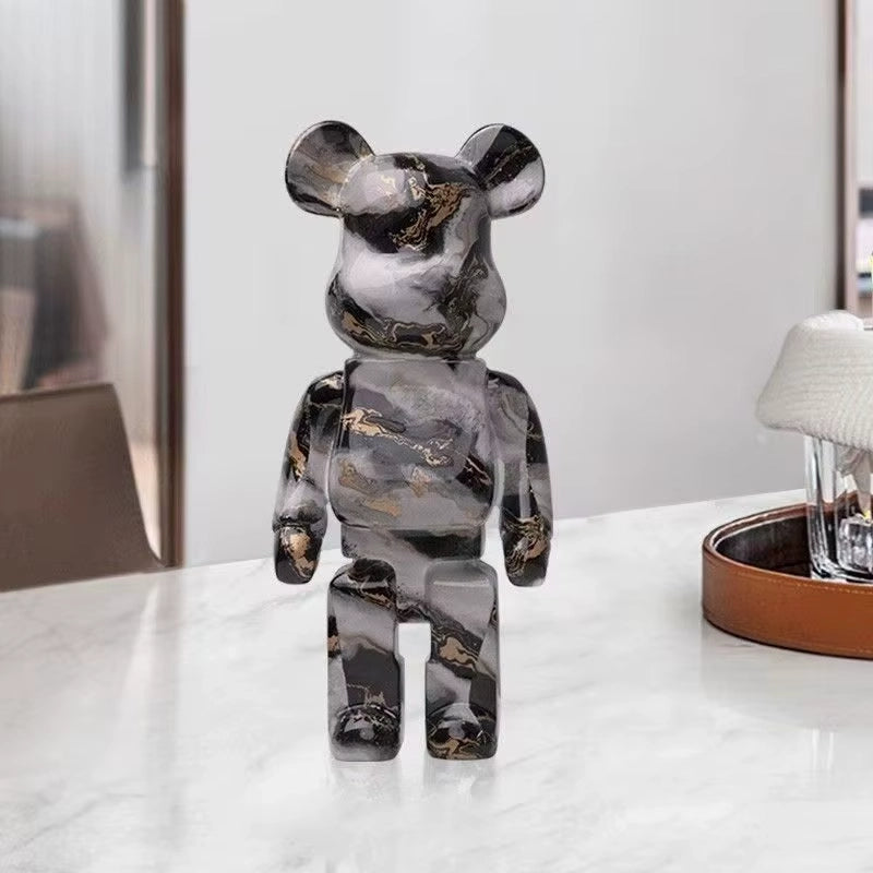 Escultura minimalista de oso con grafiti y función de hucha de Kew Haus™