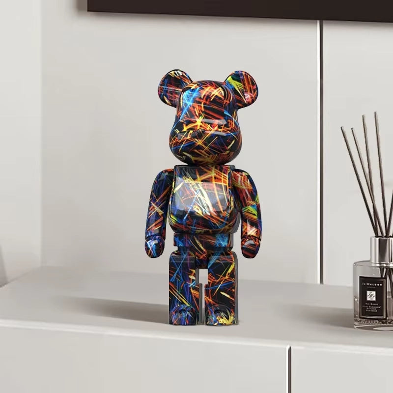 Escultura minimalista de oso con grafiti y función de hucha de Kew Haus™