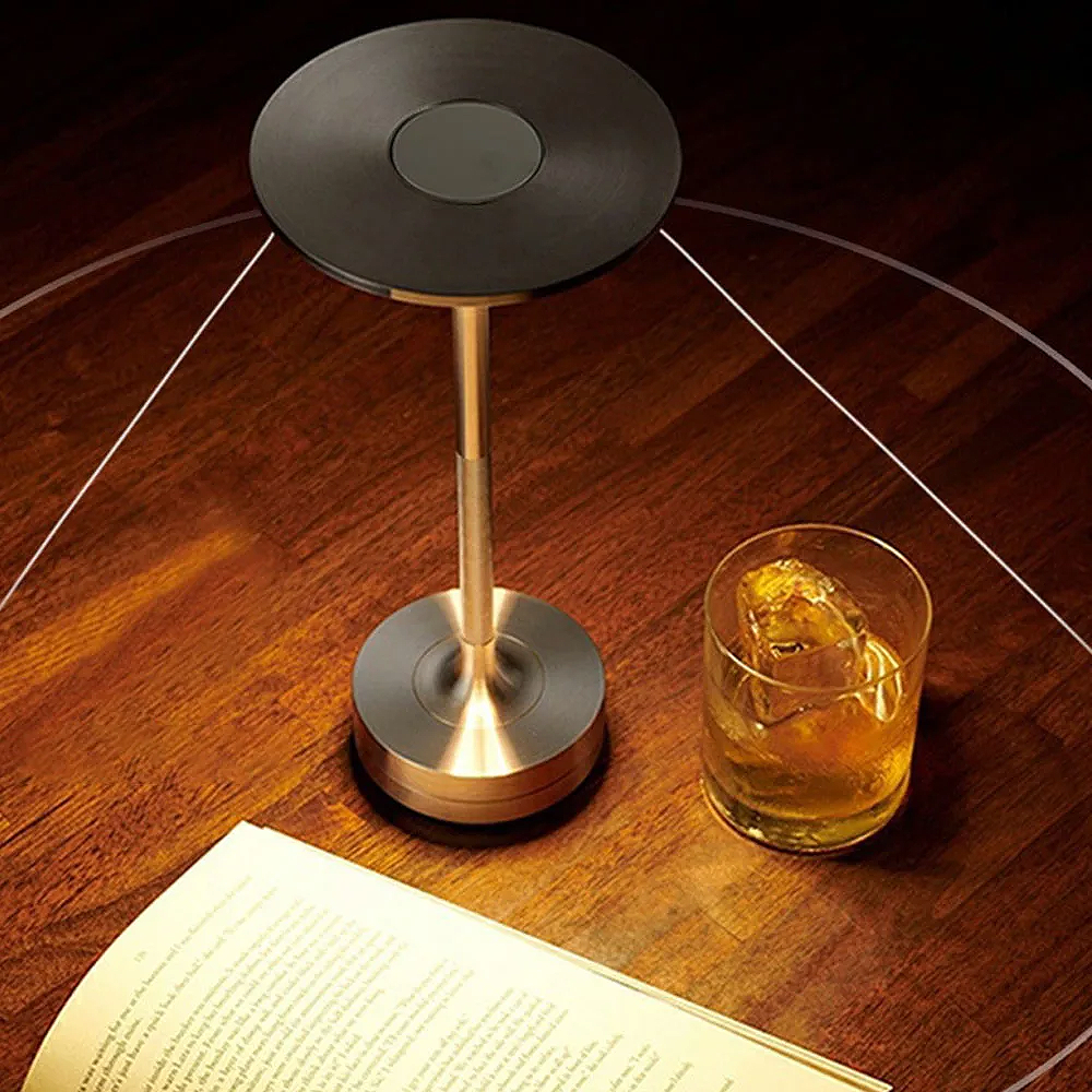 Lámpara de mesa LED recargable de estilo industrial vintage Klume™ con atenuación táctil