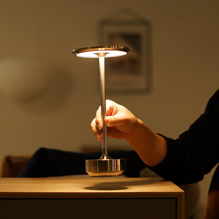 Lámpara de mesa LED recargable de estilo industrial vintage Klume™ con atenuación táctil
