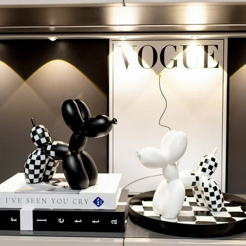 Escultura miniatura de perro con globo de cerámica en blanco y negro de Kew Haus™