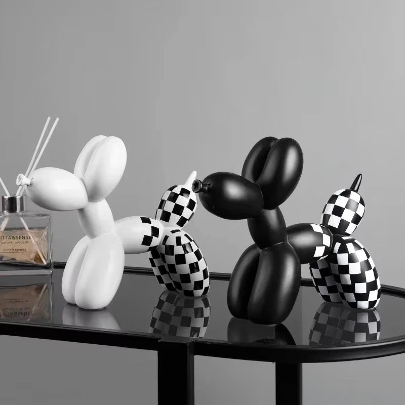 Escultura miniatura de perro con globo de cerámica en blanco y negro de Kew Haus™