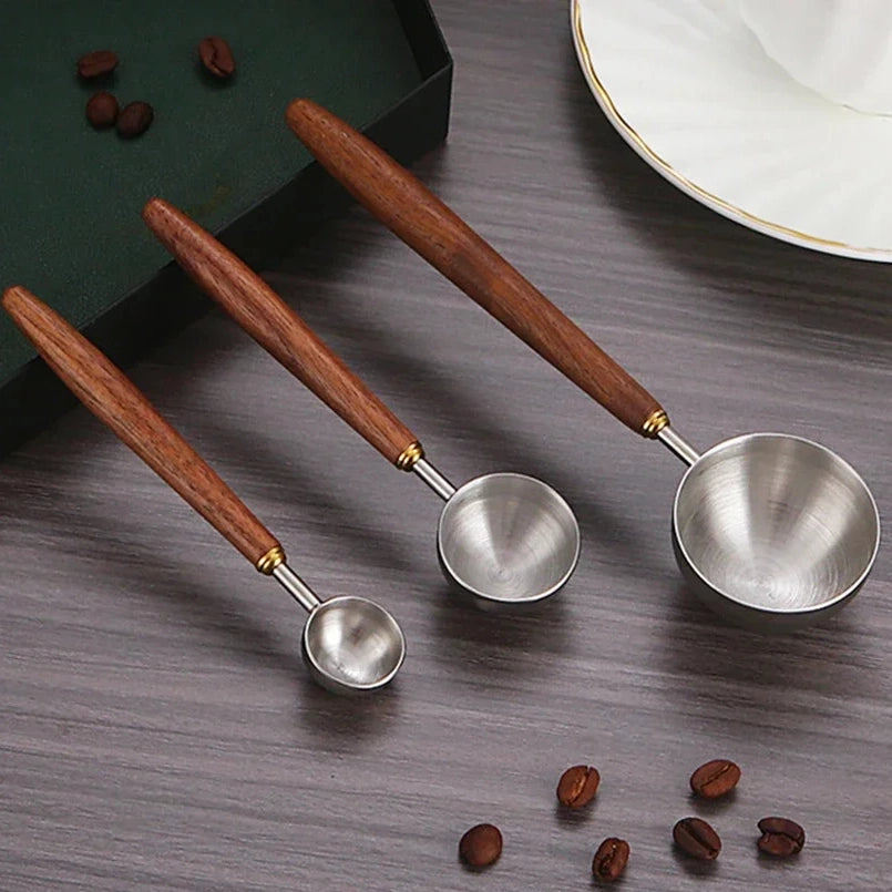 Cuchara medidora de café de acero inoxidable con mango de madera de nogal